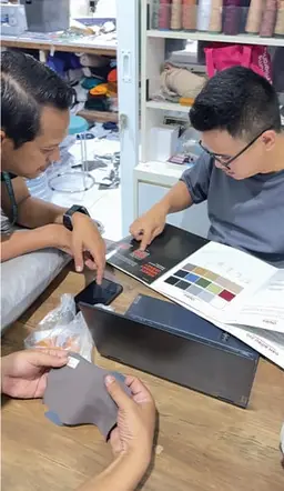 Sesi konsultasi bahan bersama klien