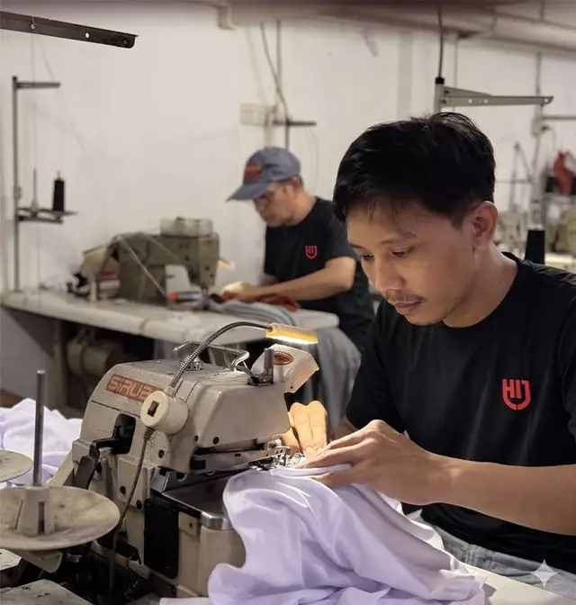 Proses penjahitan oleh tim HIJ