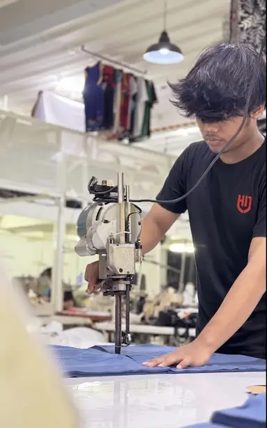 Proses pemotongan bahan di workshop HIJ